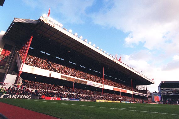 アーセナルファンで埋めつくされた、かつてのハイバリー・スタジアムのメインスタンド。(c)Arsenal FC