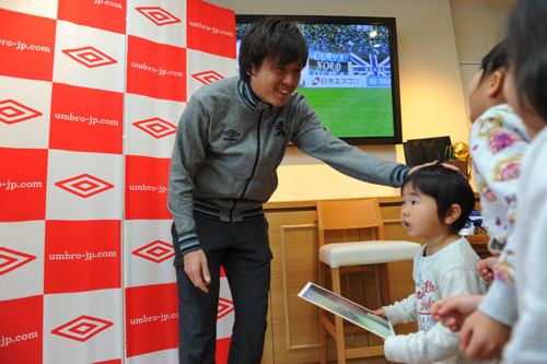 サッカーショップkamo梅田店にて遠藤保仁のサイン会 記念撮影会開催 サッカーキング