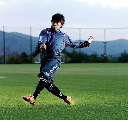 広島の佐藤寿人がhummel公式サイトで着用スパイクの 進化 を語る サッカーキング