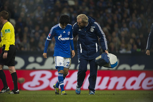 負傷で退いたシャルケの内田篤人 けがは友達みたいなもの サッカーキング