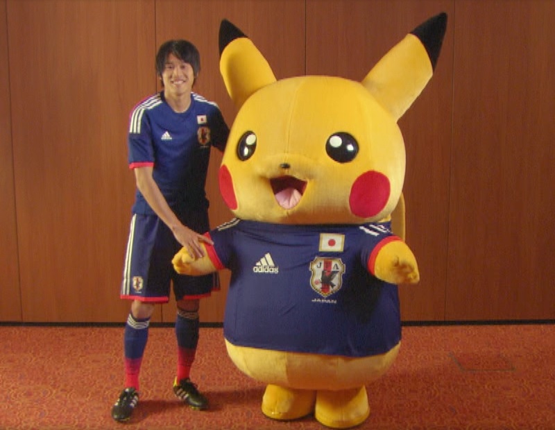 日本代表df内田篤人がピカチュウと共演 ポケモンゲット Tv に出演 サッカーキング