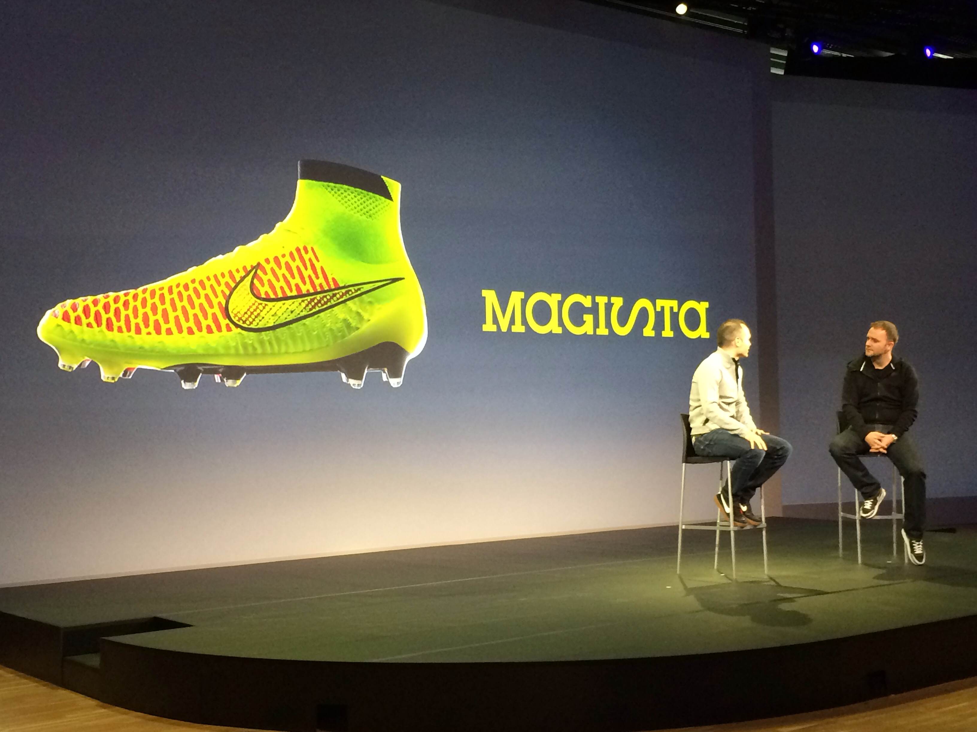 革新的な ブーツ型 のスパイク Magista マジスタ が新登場 イニエスタ 靴下のような感覚 足がボールにより近付く サッカーキング