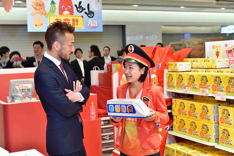 中田英寿氏が キャラメルコーン ステーション のオープニングイベントにサプライズゲストで登場 サッカーキング