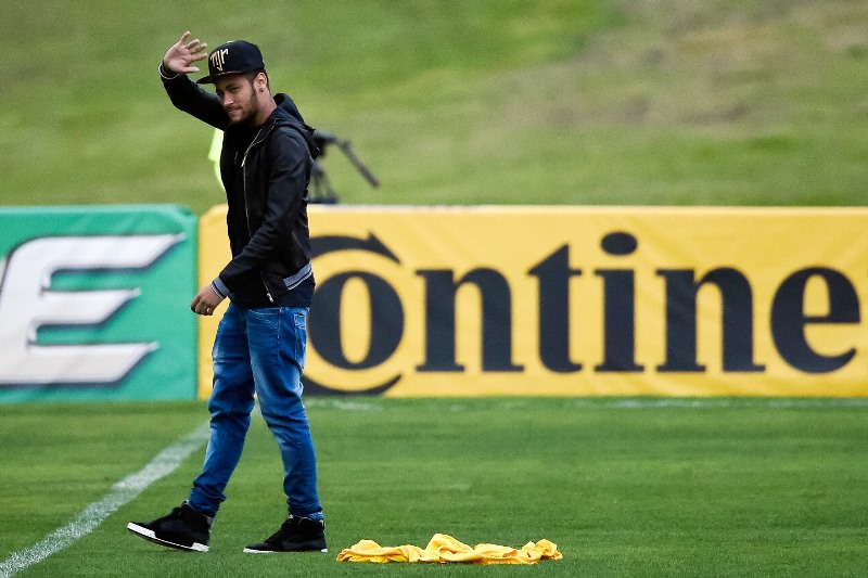 ネイマールとブルーナ イビザでの休暇を目撃される サッカーキング