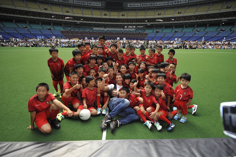 C ロナウドが子供と触れ合い Mtg Cristiano Ronaldo Athletic Beauty Project 夏休み 夢サッカー教室 サッカーキング