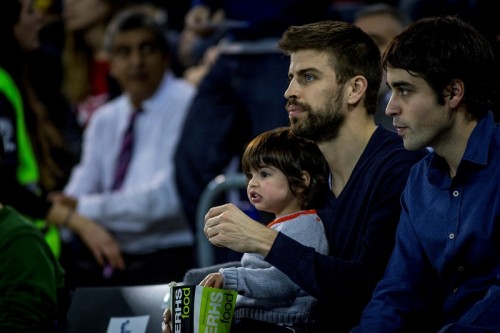 警察と揉めて出廷するバルサDFピケ、交通事故に遭った女性を助ける