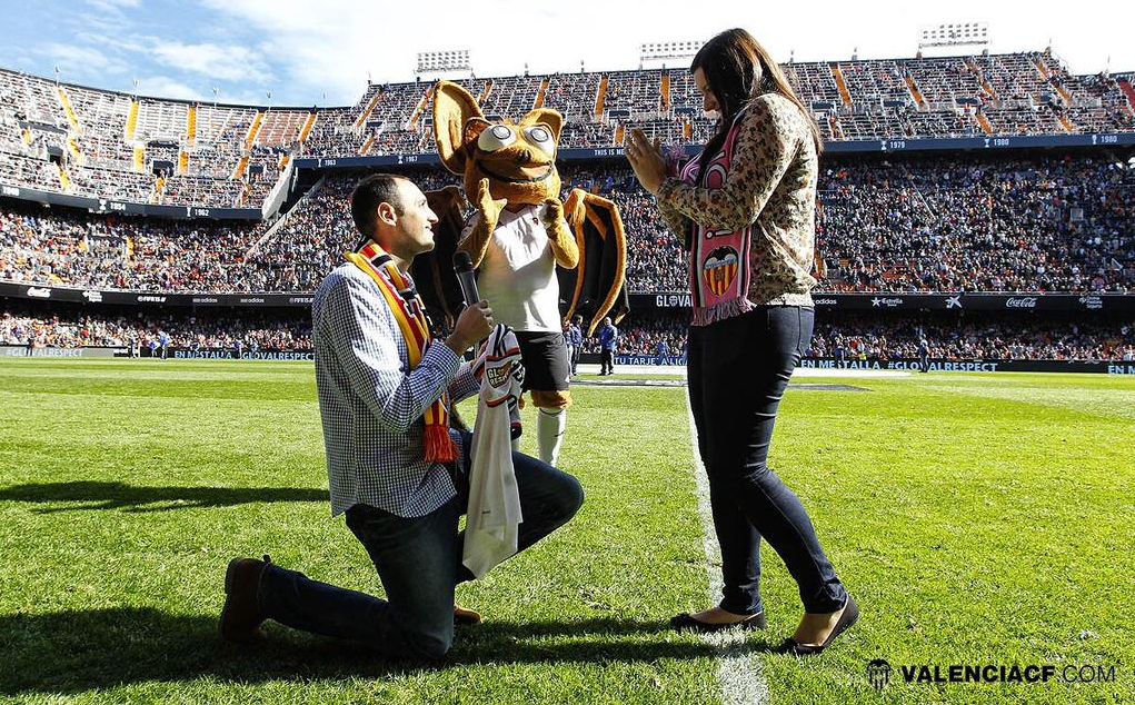 バレンシア戦のハーフタイムに公開プロポーズ スタジアムは キス の大合唱 サッカーキング