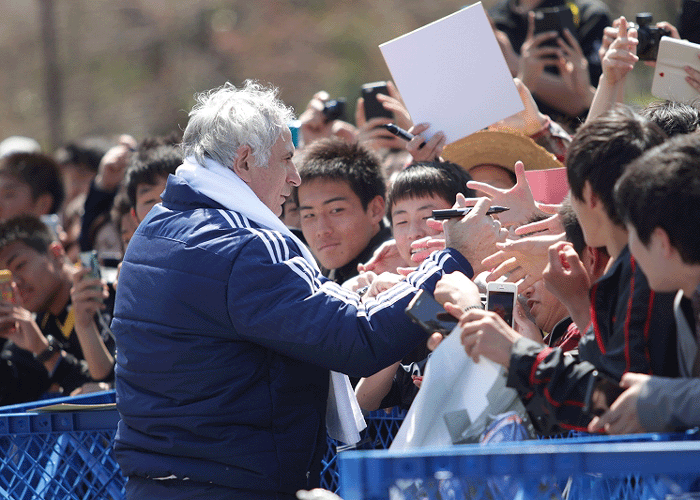 日本代表 子供たち0人に即席サイン会 監督もファンサービス サッカーキング