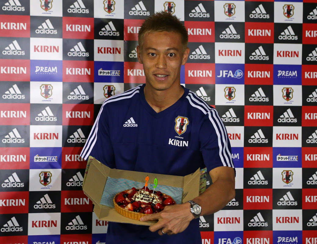 29歳の誕生日を迎えた本田 ケーキを贈られ照れ笑い 嬉しいです サッカーキング