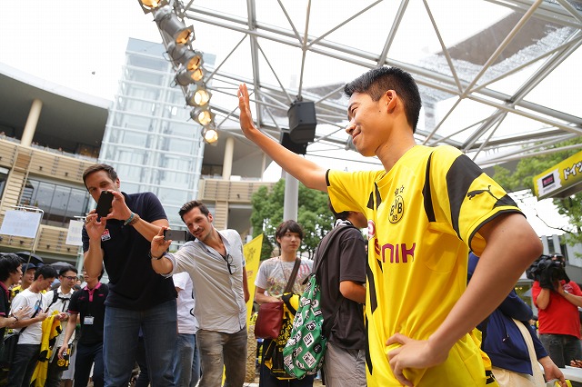 ドルトムントのイベントに香川モノマネ芸人が登場 独メディア カガワのドッペルゲンガーが現れた サッカーキング