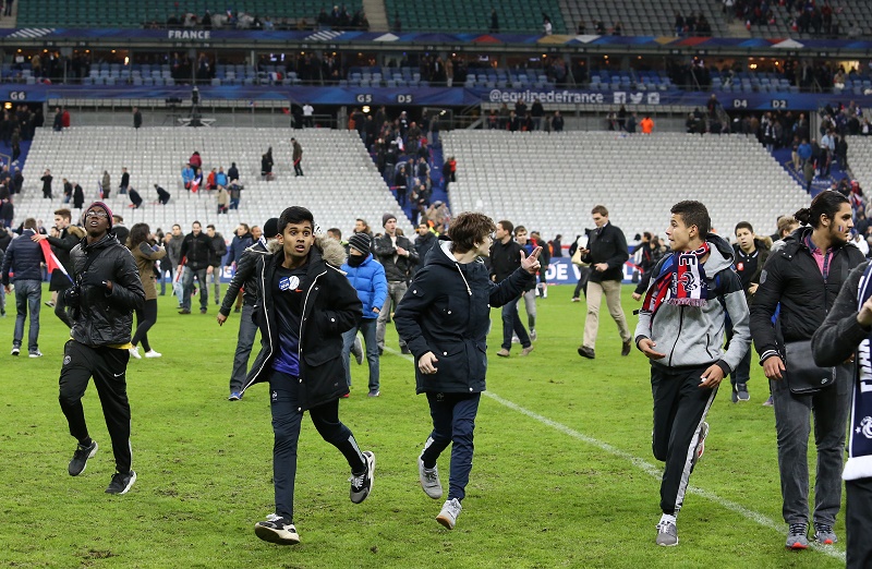 パリで同時テロ フランス代表戦は予定通り開催も観客がピッチに避難 サッカーキング