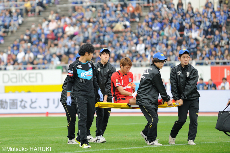 日本代表GK東口が右ひざ負傷…自力で歩けず担架で運び出される