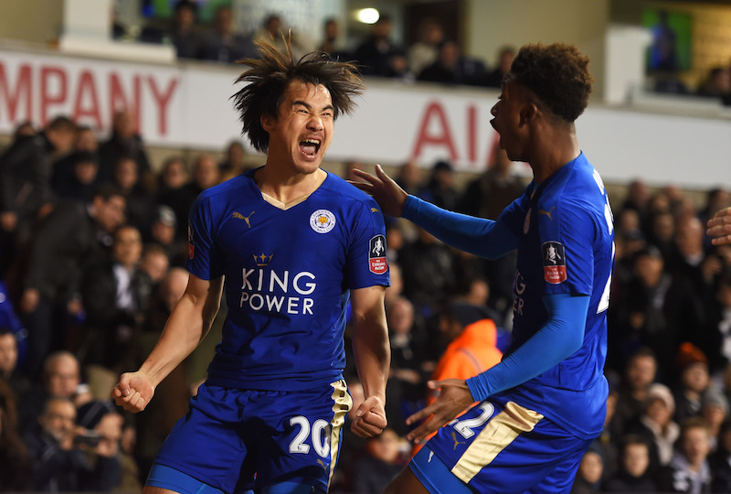 首位を走るレスターを前線でけん引する岡崎（左） [写真]=Getty Images