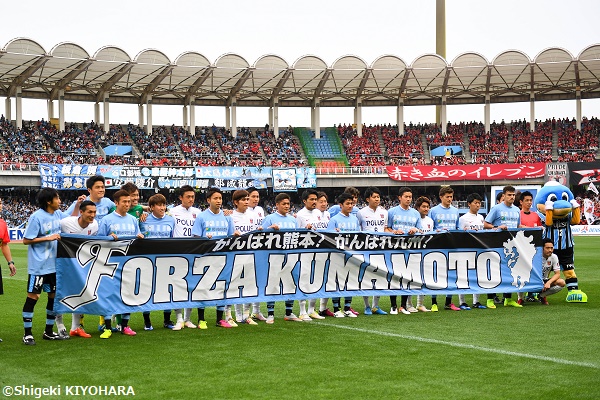 被災地に向けたメッセージを掲げる両チームの選手たち [写真]＝清原茂樹