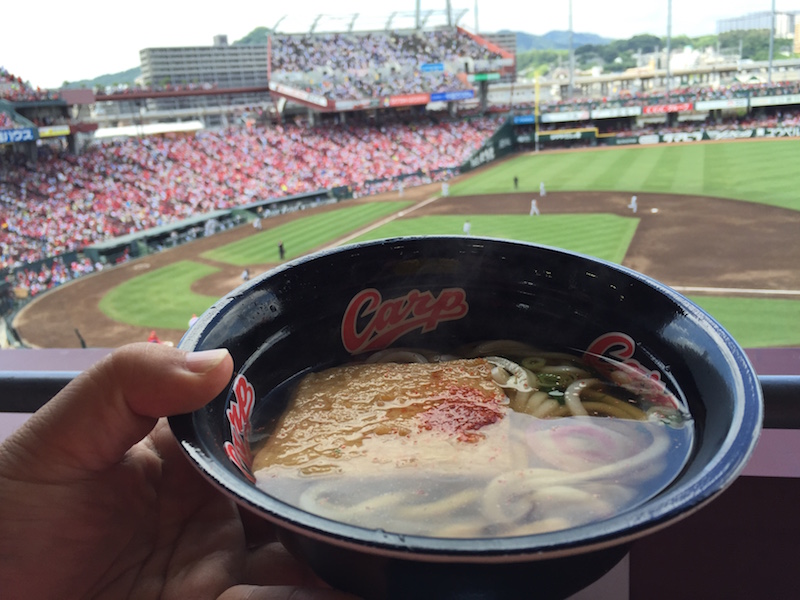 市民球場の時代からサポーターに愛され続ける球場グルメ「カープうどん」[写真]=中野香代（紫熊倶楽部）