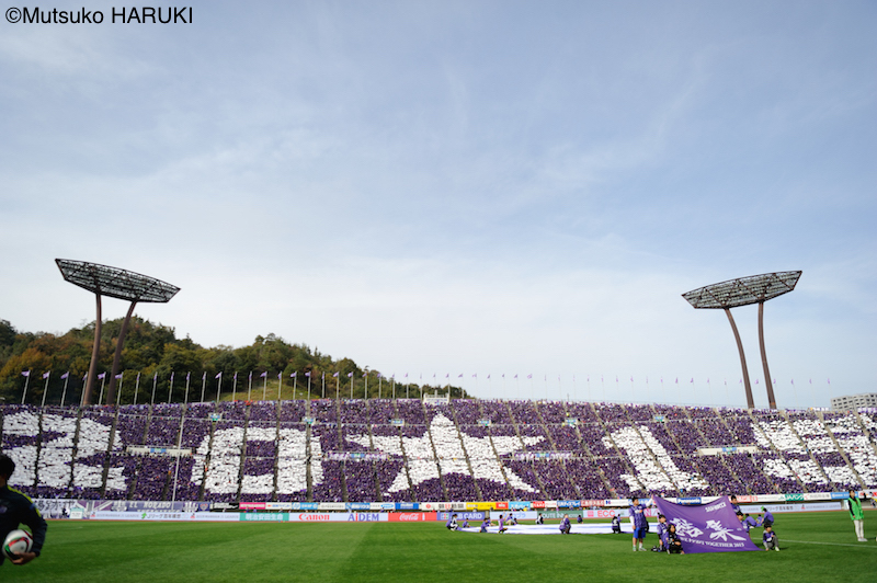 昨季J1セカンドステージを制した広島。最終節は約3万3000人ものサポーターが詰めかけた [写真]=春木睦子
