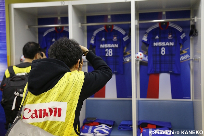 異例とも言える試合前のロッカールームでも撮影が行われた [写真]=兼子愼一郎
