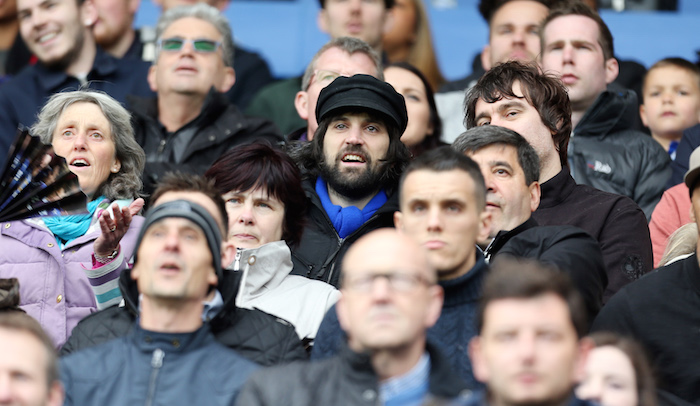 レスターの試合をスタジアムで観戦するサージ [写真]=Leicester City FC via Getty Images