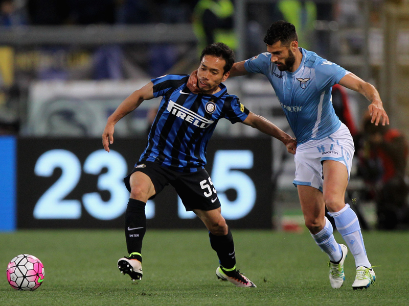 カンドレーヴァ（右）と競り合う長友　[写真]＝Getty Images