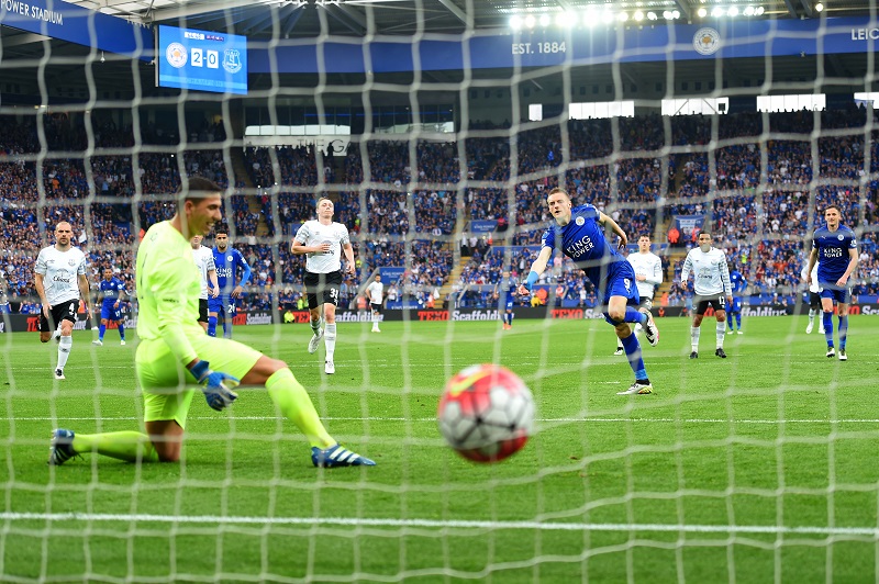 この試合で自身2ゴール目をPKで決めたヴァーディ（右奥）  [写真]=Getty Images