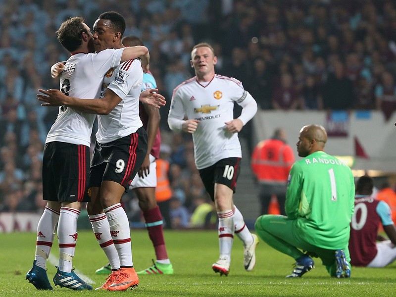 逆転ゴールを挙げて喜ぶマルシャル（9番）　[写真]＝Man Utd via Getty Images