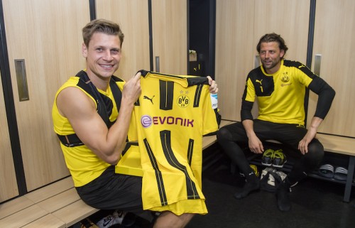 Borussia Dortmund Players Receive New Home Jersey