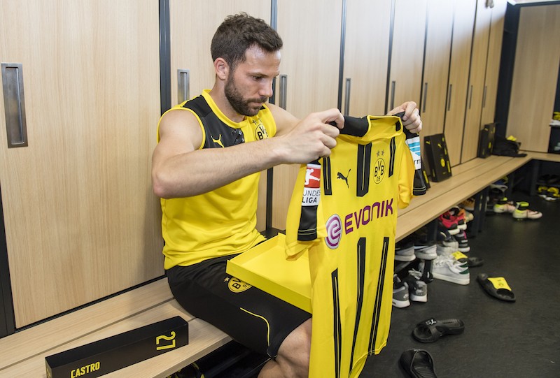 Borussia Dortmund Players Receive New Home Jersey