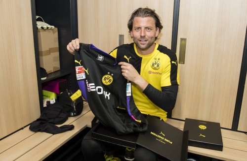 Borussia Dortmund Players Receive New Home Jersey