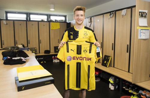 Borussia Dortmund Players Receive New Home Jersey