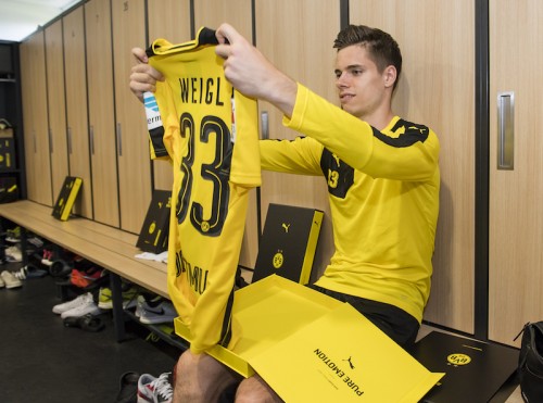 Borussia Dortmund Players Receive New Home Jersey