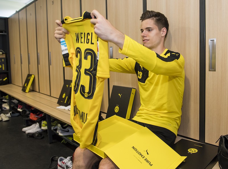Borussia Dortmund Players Receive New Home Jersey