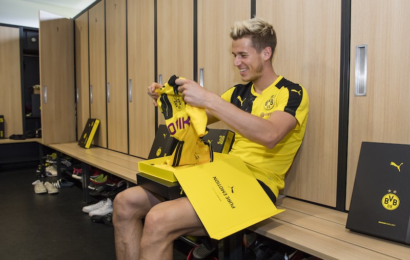 Borussia Dortmund Players Receive New Home Jersey