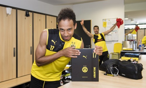 Borussia Dortmund Players Receive New Home Jersey