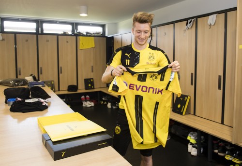 Borussia Dortmund Players Receive New Home Jersey