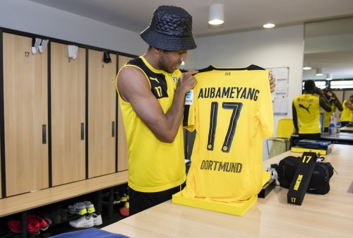 Borussia Dortmund Players Receive New Home Jersey