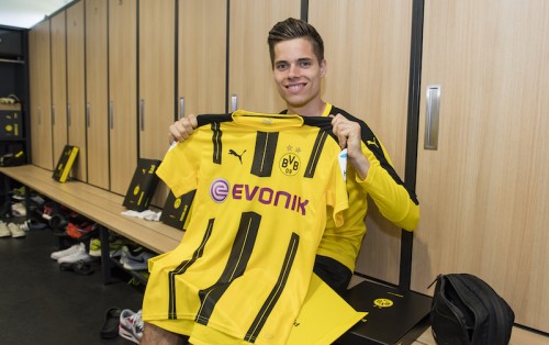 Borussia Dortmund Players Receive New Home Jersey