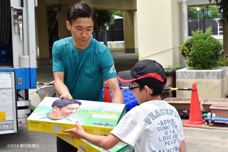 香川 被災地の熊本訪問時にマットレスとまくら500個を届ける サッカーキング