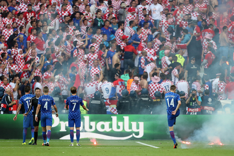 ファン騒動の試合中断で明暗 クロアチア 終了間際にpk献上でチェコとドロー サッカーキング