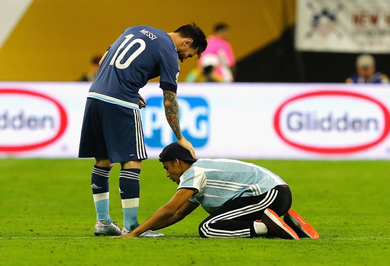 コパでまたもや乱入者発生 メッシにサインもらい土下座で感謝 サッカーキング