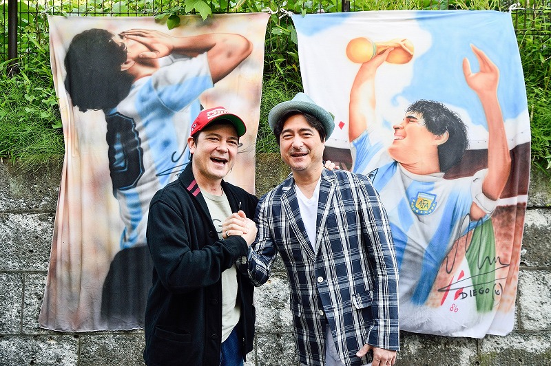 “ピッチでマラドーナと抱き合った男”川平慈英、兄ジョン・カビラも「僕にとっても宝」