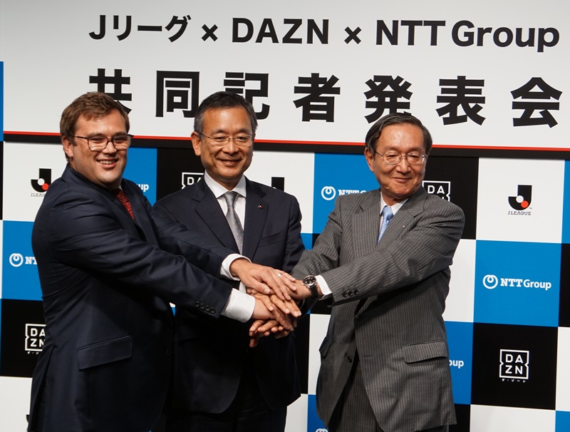 Jリーグと『DAZN』の契約で「サッカーがお茶の間から街に出て行くサービスに」