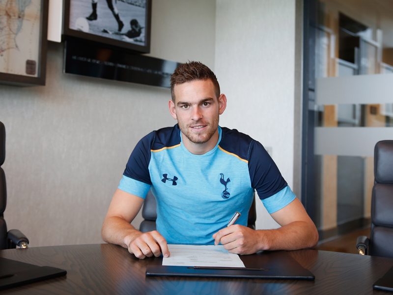 契約にサインをするヤンセン　[写真]＝Tottenham Hotspur FC via Getty Images