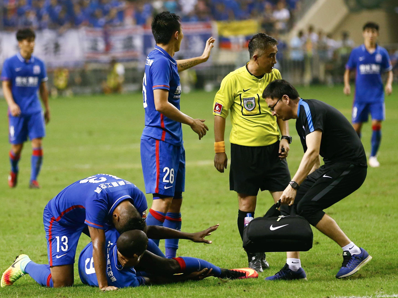 デンバ・バ（左手前）は悪質なタックルを受けて重傷を負った　[写真]＝VCG via Getty Images