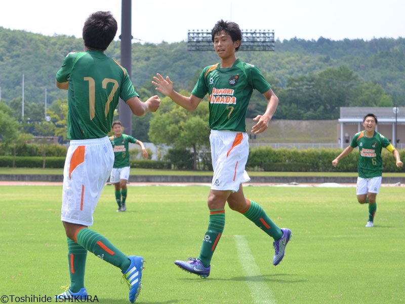 チーム3点目を決めた天笠を祝福する郷家