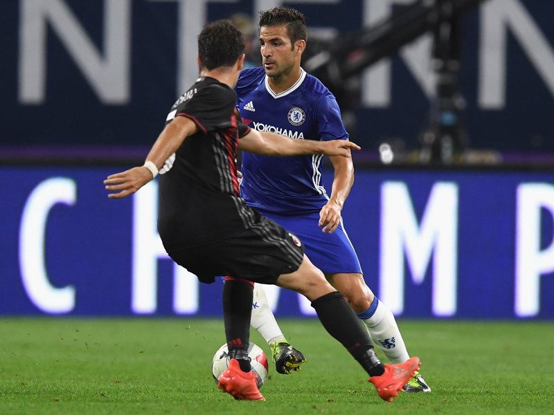 先発出場のセスク（中央右）がドリブルを仕掛ける　[写真]＝Chelsea FC via Getty Images