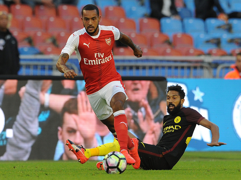 ドリブル突破を図るウォルコット（中央）　[写真]＝Arsenal FC via Getty Images