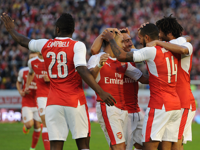 ウォルコットのチーム2点目を喜ぶアーセナルの選手たち　[写真]＝Arsenal FC via Getty Images