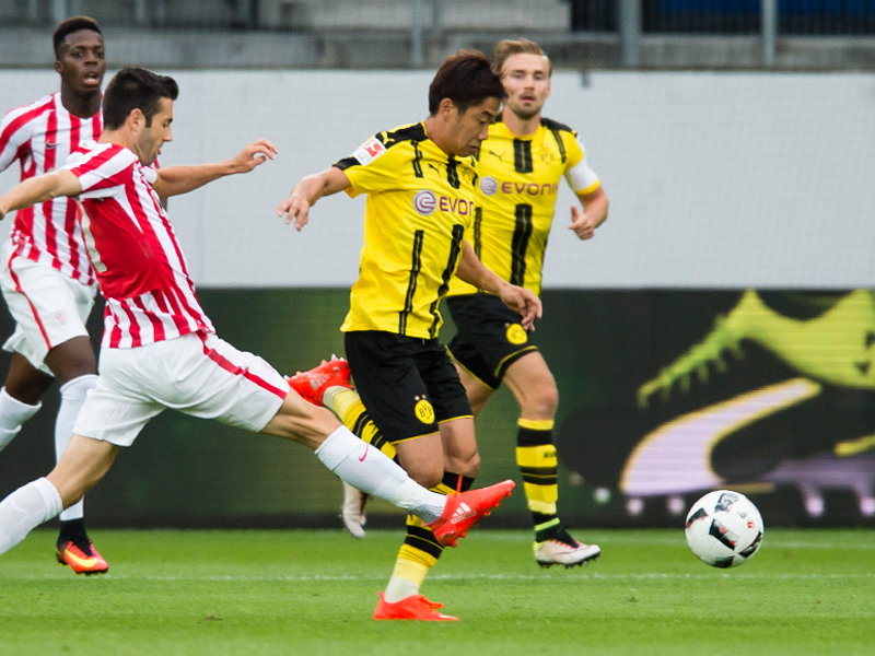 ドリブル突破を図る香川真司　[写真]＝Borussia Dortmund/Getty Images