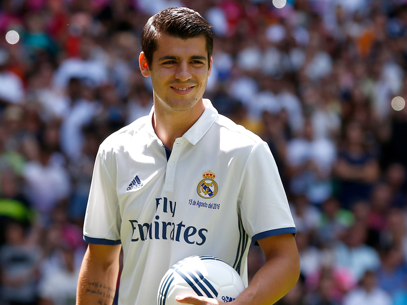 ユニフォームを着てサンティアゴ・ベルナベウのピッチに登場した　[写真]＝Real Madrid via Getty Images