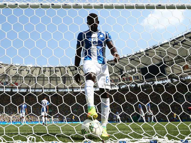 失点後、ゴールに入ったボールを拾うパラシオス　[写真]＝Getty Images